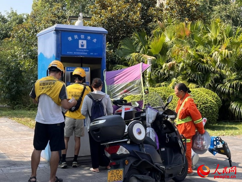 9月5日，正在“0011”號便民飲水點排隊接水的市民。周小平攝